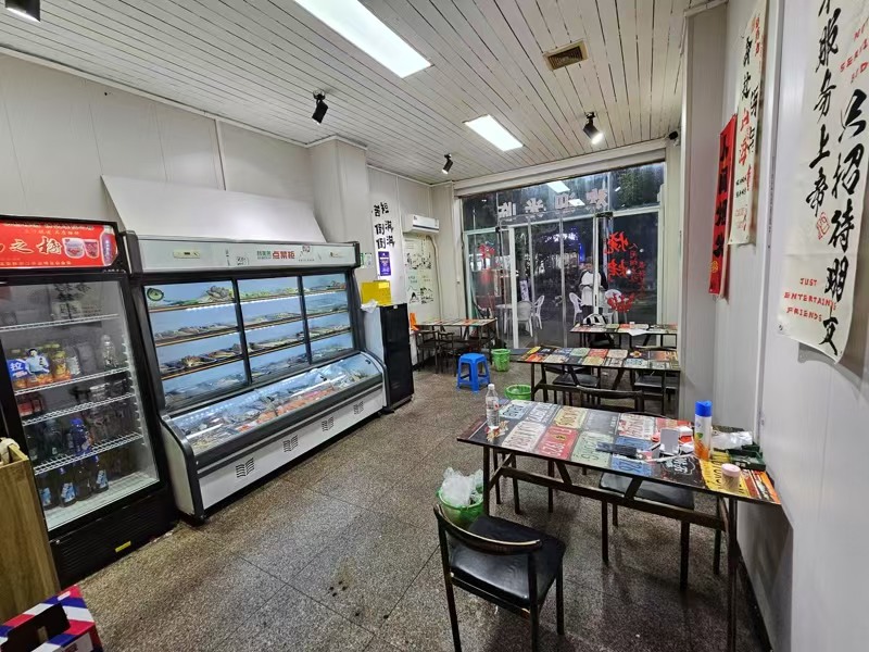 好运转（昭通小肉串）商业街60平烧烤店转让、可外摆、  房租2.2万/年