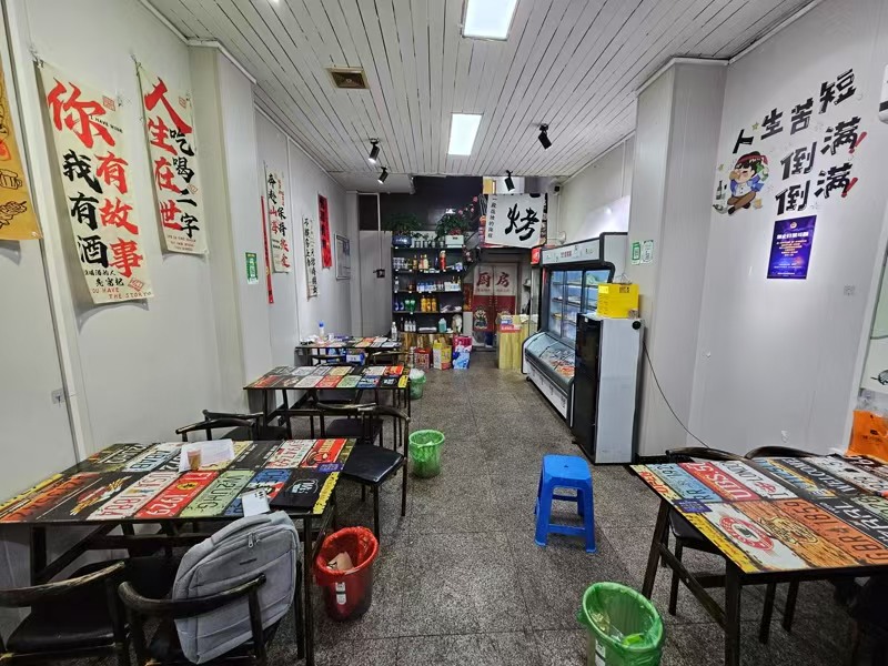好运转（昭通小肉串）商业街60平烧烤店转让、可外摆、  房租2.2万/年