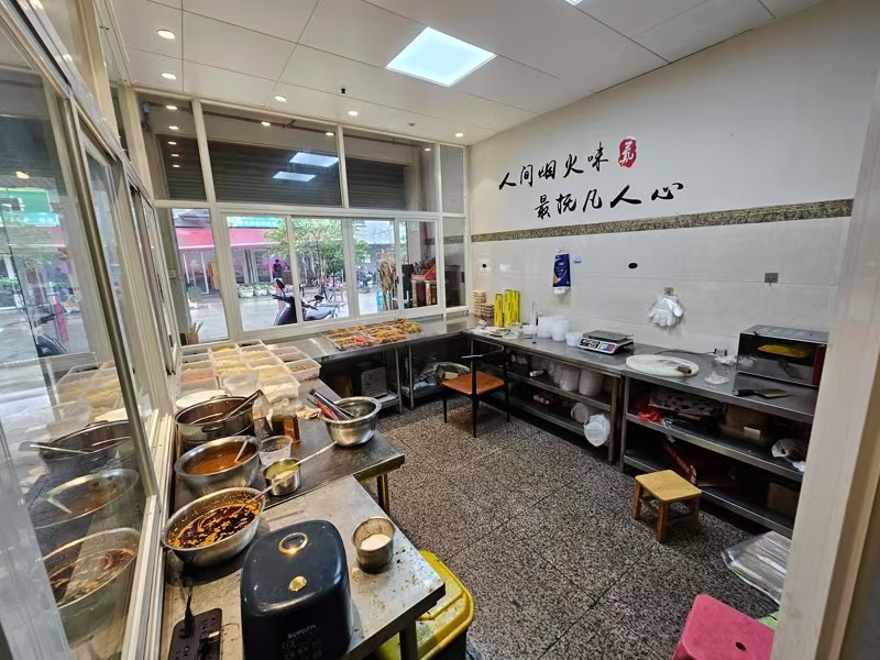 好运转（涛哥卤菜店）开放式小区进出口店铺转让、可做餐饮