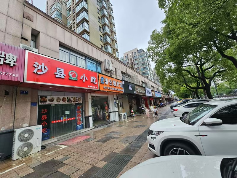 好运转（沙县小吃）城区大型十字路口旁沙县小吃店、有事低价急转让