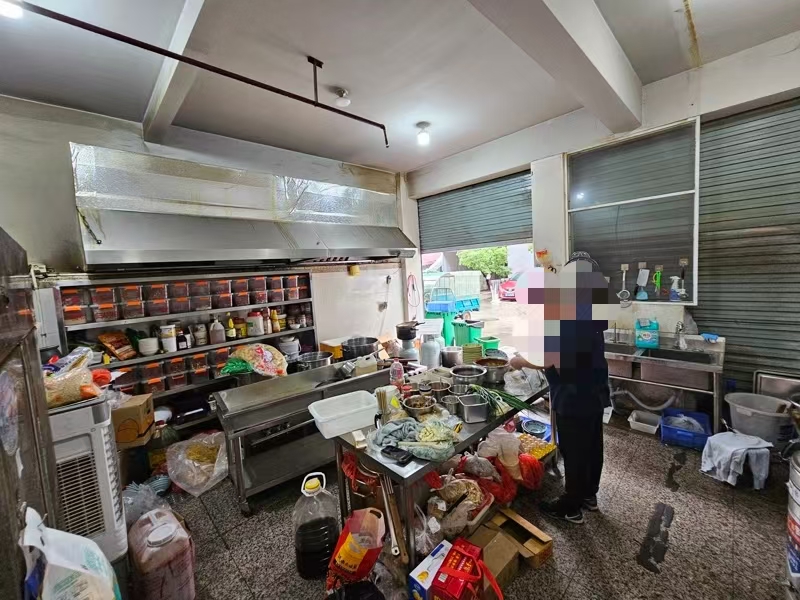 好运转（涛哥卤菜店）开放式小区进出口店铺转让、可做餐饮