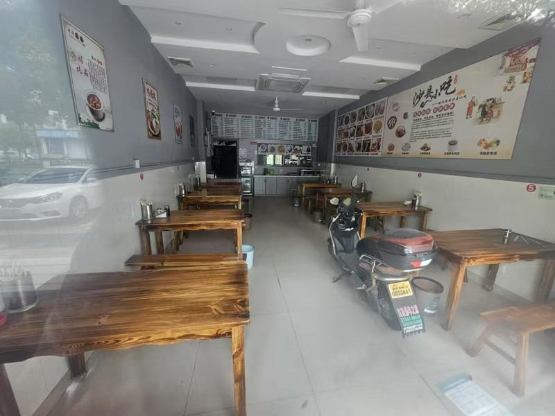 好运转（沙县小吃）城区大型十字路口旁沙县小吃店、有事低价急转让