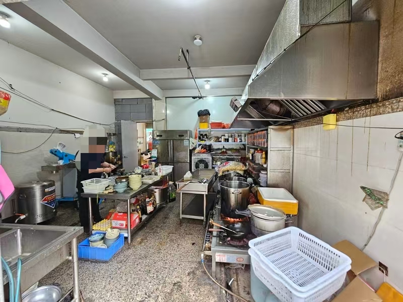 好运转（涛哥卤菜店）开放式小区进出口店铺转让、可做餐饮