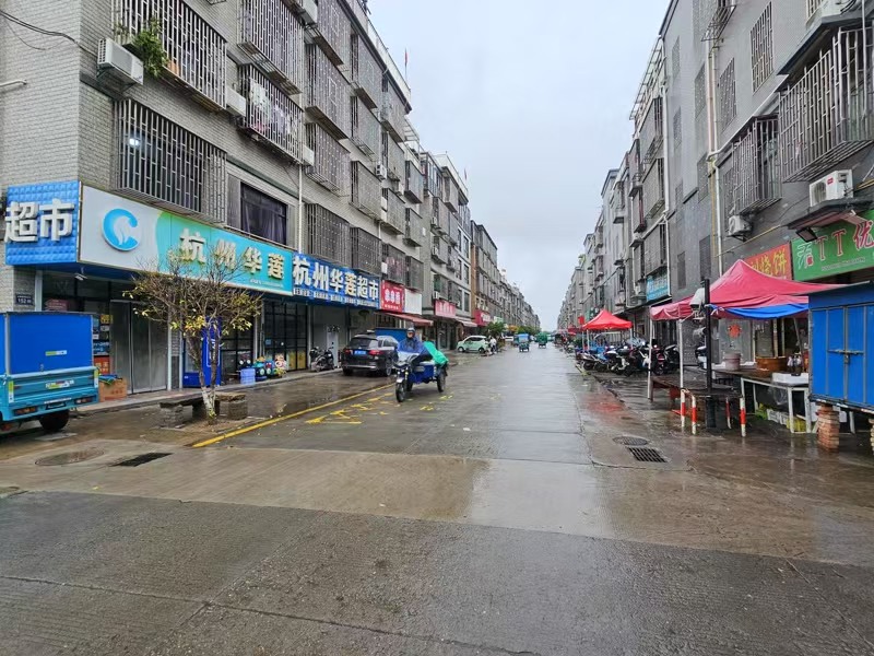 好运转（涛哥卤菜店）开放式小区进出口店铺转让、可做餐饮