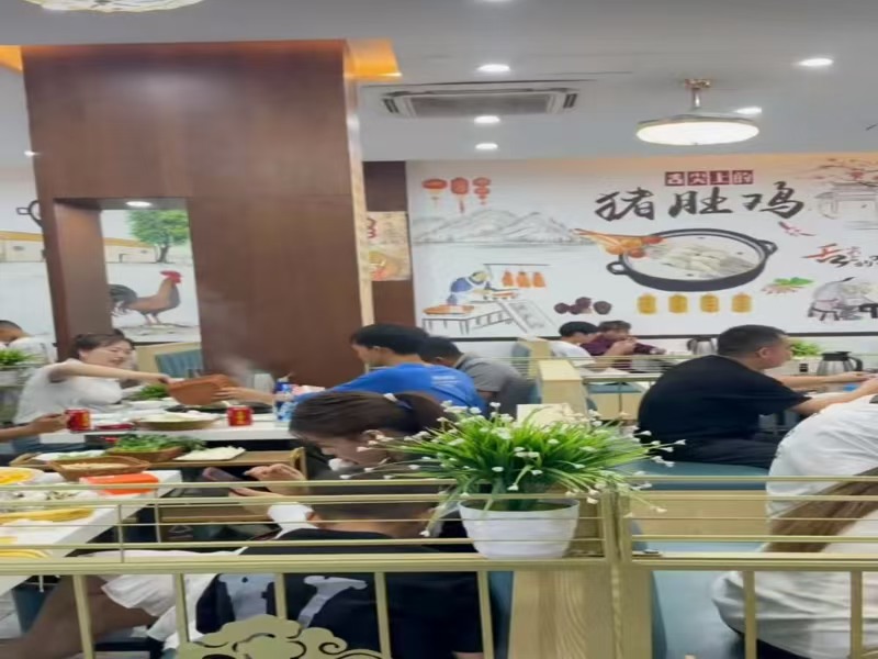 好运转（云南天麻猪肚鸡）营业中上下两层230平餐饮店转让、3万急转