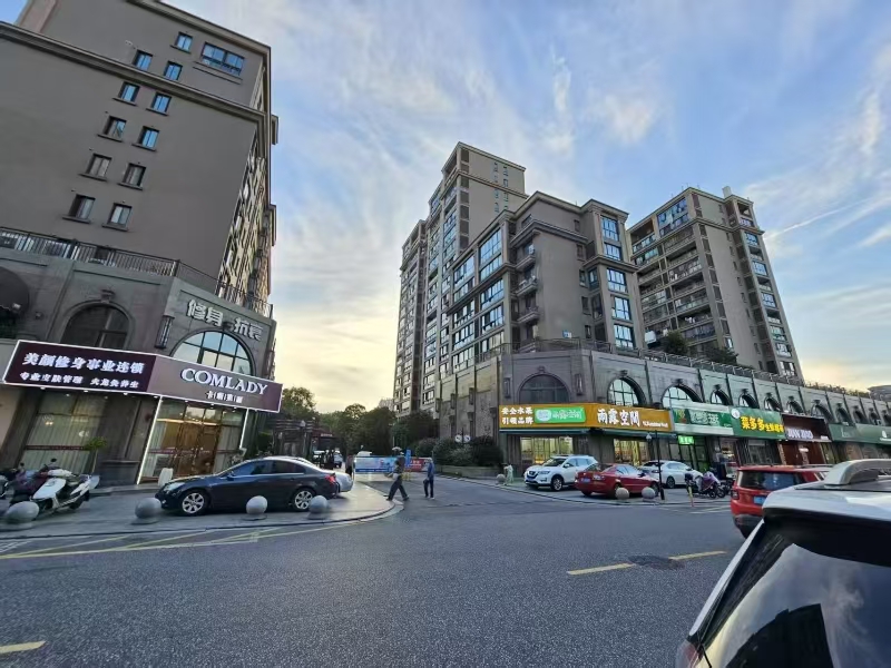 好运转（烧烤店出租）巴黎都市大型中高端小区门口烧烤店出租