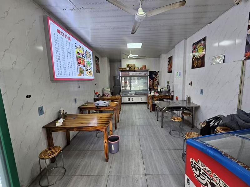 好运转（豆花烤鱼烧烤）成熟小区门口烧烤店转让，房租2.6万/年