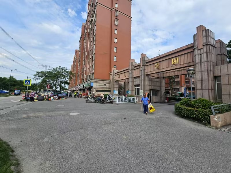 好运转（川味大排档）成熟小区门口、对面是工地、大排档转让