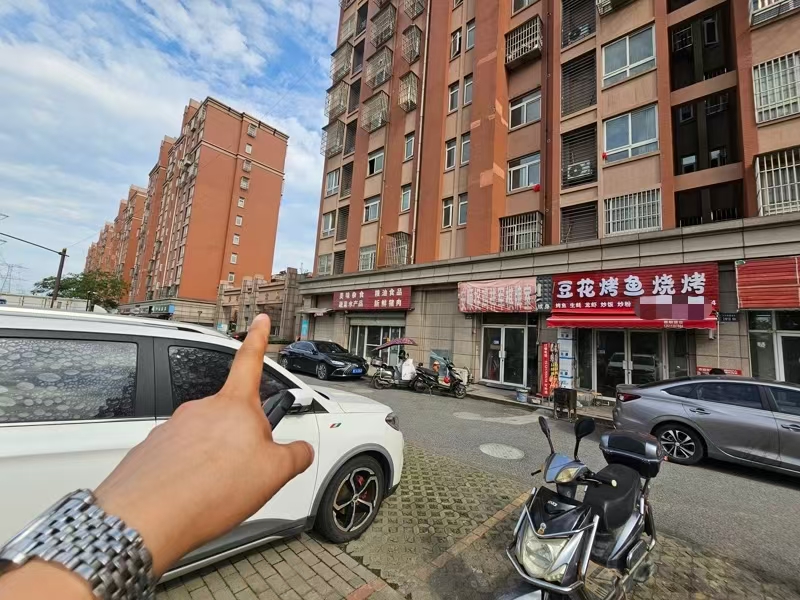 好运转（豆花烤鱼烧烤）成熟小区门口烧烤店转让，房租2.6万/年