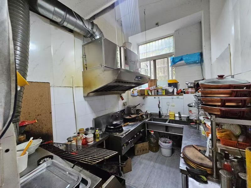 好运转（豆花烤鱼烧烤）成熟小区门口烧烤店转让，房租2.6万/年
