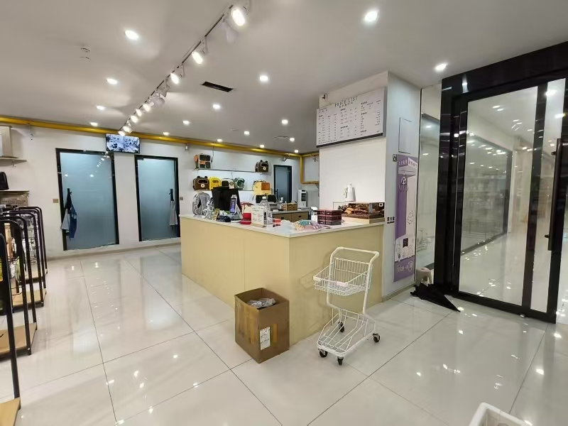 好运转（村口萌兽空店转让）嘉善万联城四间大门面旺铺转让