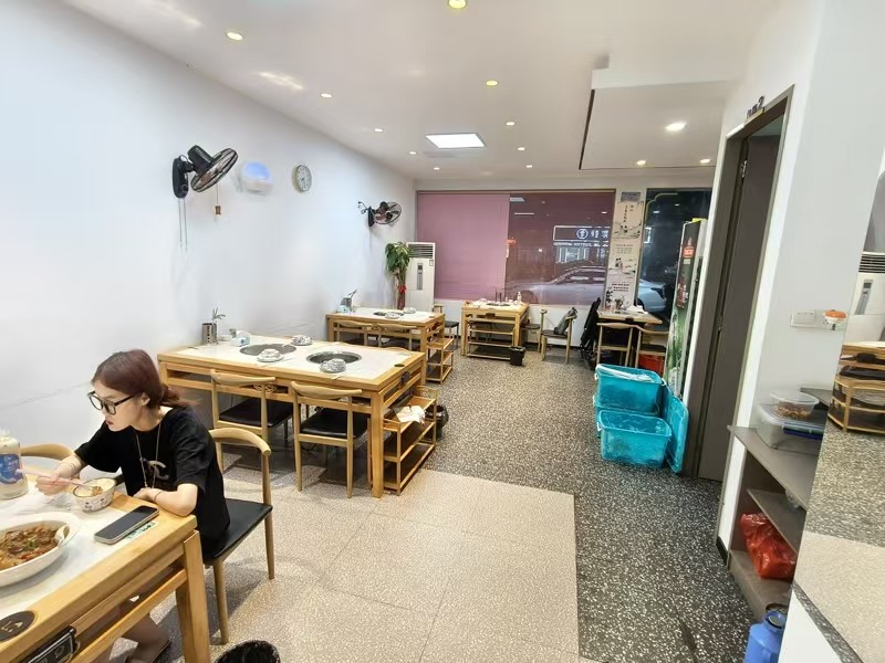 好运转（沸腾鱼馆）主街十字路口旁纯一层110㎡餐饮店转让